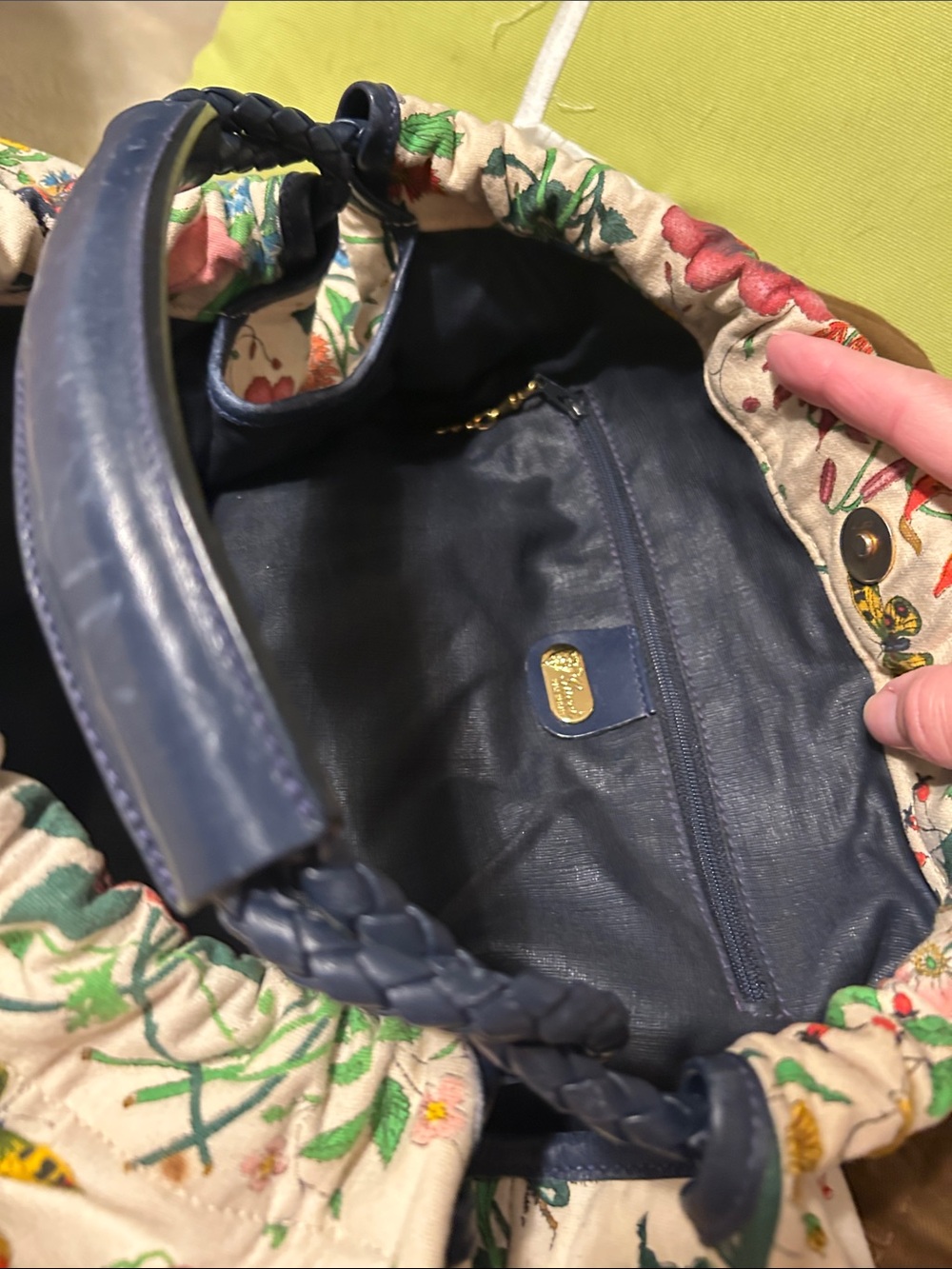 Gucci Floral Canvas Shoulder Bag in Cream with Multicolor Flower Print - Picture 7 of 9